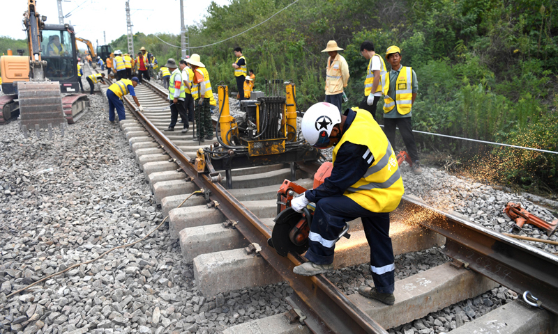 9月15日，施工人員在進行撥接施工。新華社記者 劉軍喜 攝