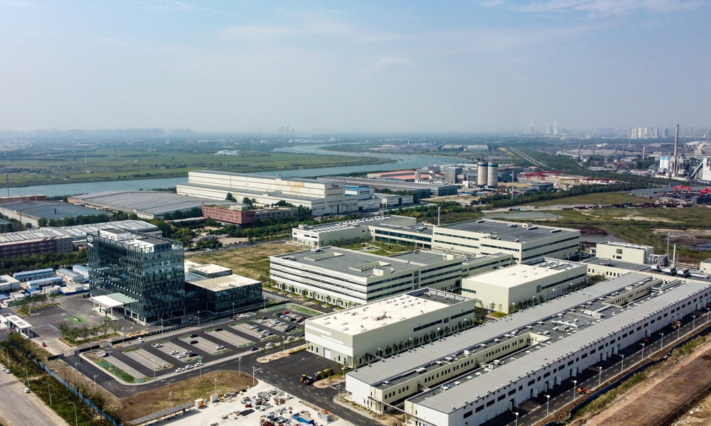 近日，中汽中心新能源汽車科技創新基地在天津建成啟用。該基地共計建設11.6萬平方米的綜合試驗樓，配套超過1000臺套測試設備，主要圍繞燃料電池、動力電池、電驅電控、充電技術、電磁兼容、新能源整車六大領域。圖為中汽中心新能源汽車科技創新基地外景（無人機照片）。新華社記者 孫凡越 攝