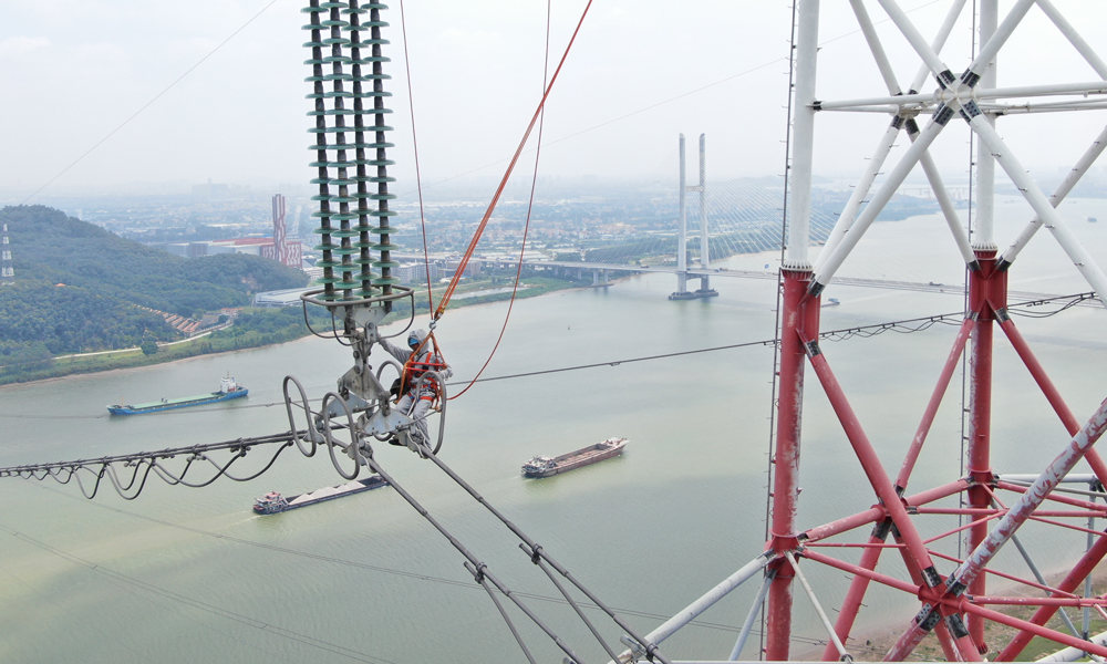 隨著廣東高溫天氣持續和經濟穩定發展，廣東全省電網負荷高位運行，南方電網廣東電網公司加強電網運行維護，確保電網主動脈暢通，保障電力安全穩定供應，服務經濟穩增長。圖為近日工作人員在廣東佛山500千伏線路開展帶電作業，消除線路安全運行缺陷。