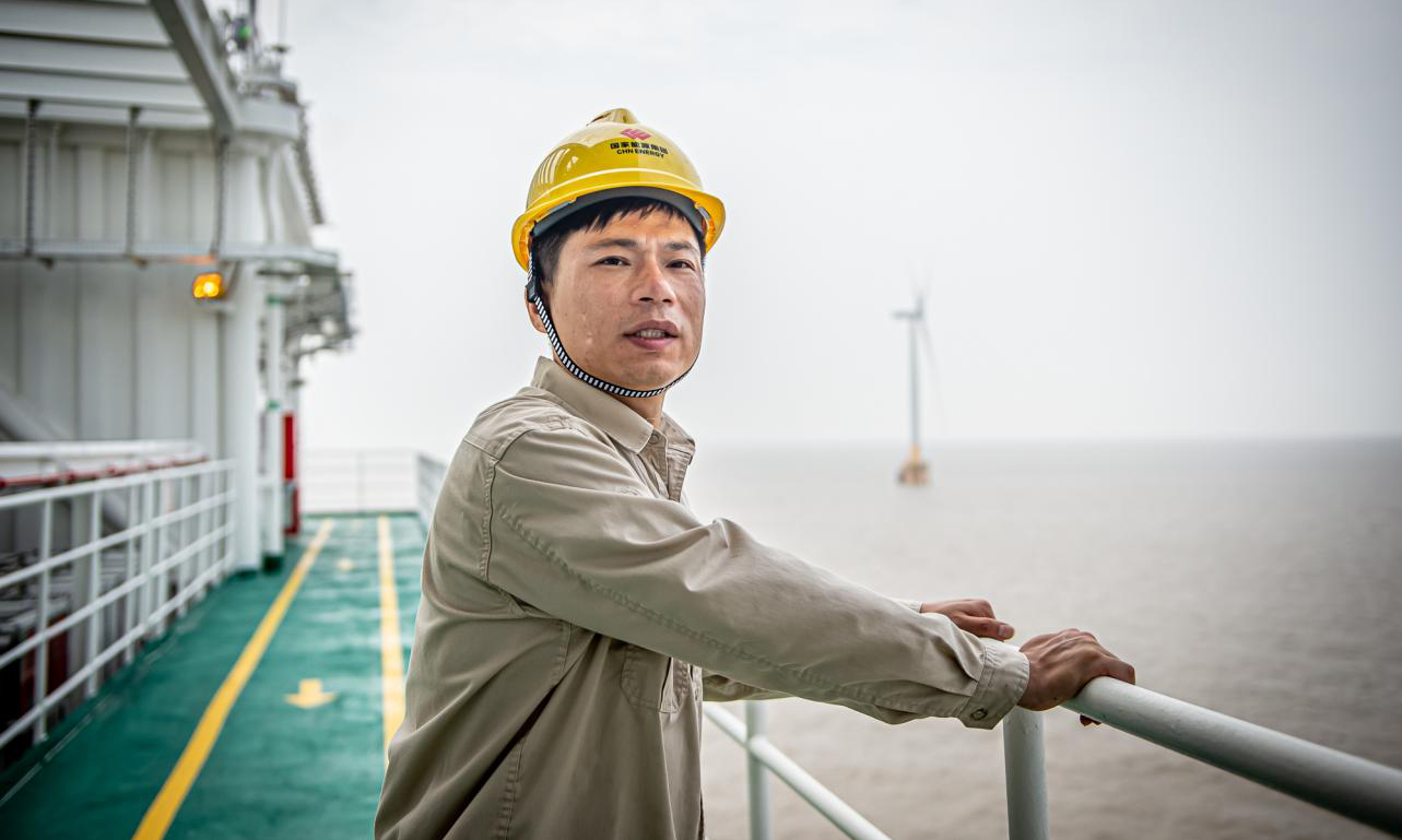 陳剛，國家能源集團國華投資江蘇公司風電檢修員，一名進場不足3年的風電新人，不斷經受日光暴曬與風浪洗禮的臉上，透露出樸實而堅毅的神情。