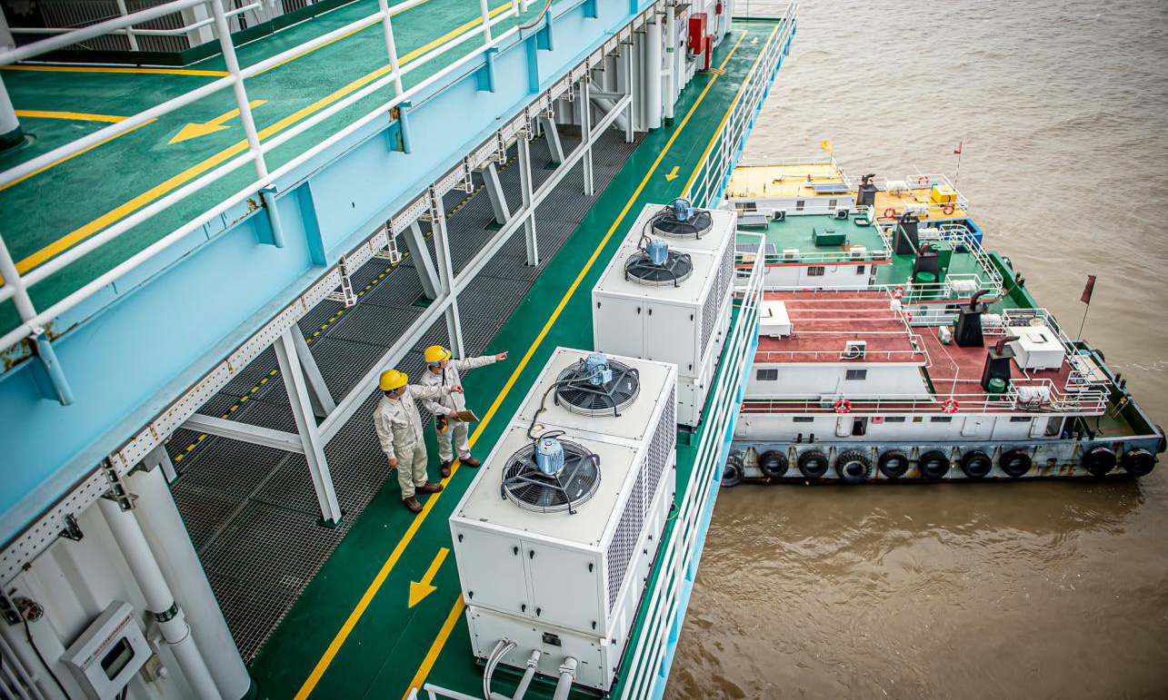 東臺海上風電項目在設計、裝備、建造中應用了國家重點節能低碳技術5項、建筑業10項新技術8大項13子項、電力建設五新技術11項、其他自主創新技術5項，是名副其實的“中國造”。圖為陳剛和同事一起巡視升壓站設備。