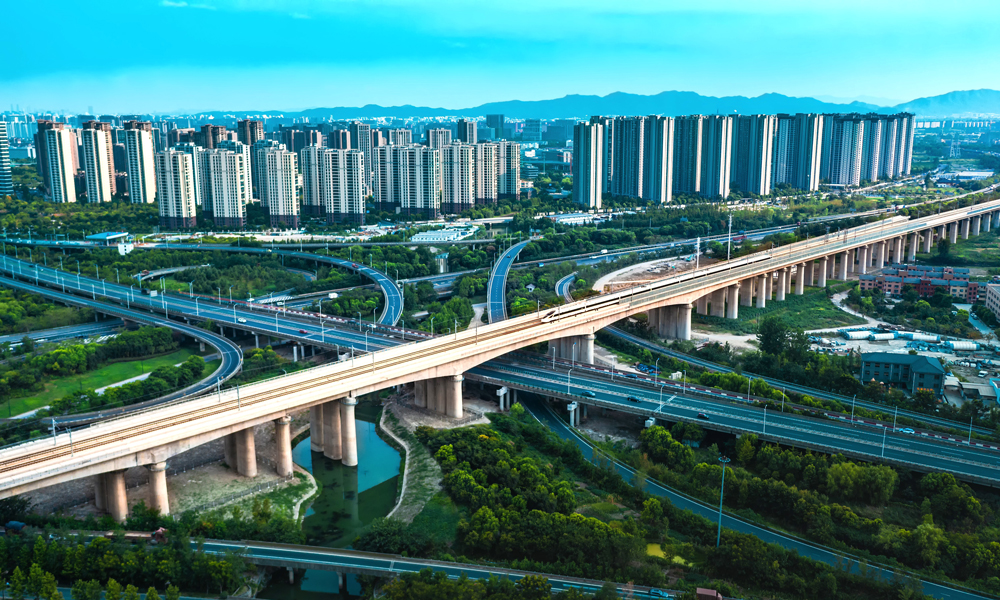 9月22日，中國中鐵旗下中鐵五局、中鐵大橋局、中鐵建工、中鐵科研院等多家單位參建的杭州亞運會重要配套工程合杭高鐵湖杭段開通運營。圖為列車經過湖杭鐵路跨S14杭長（宜）高速紫金港樞紐。