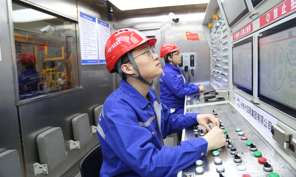 據悉，該工程是落實北京城市總體規劃和北京城市副中心控制性詳細規劃的重點項目，目前已成功掘進4772米。項目建成后，對提升北京市交通服務水平，促進京津冀區域交通一體化，構建綜合交通體系具有重要意義。圖為建設者在操控盾構機。