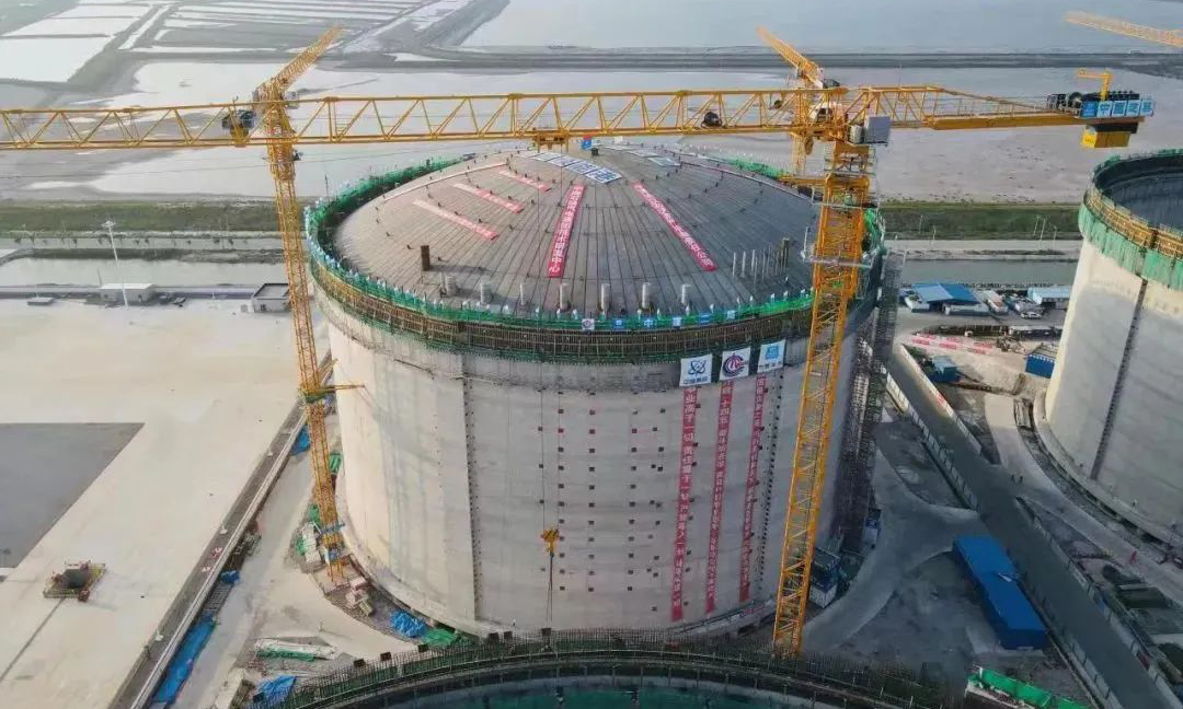 升頂是儲罐建設過程中技術難度最大，安全系數要求最高的作業工序。項目團隊利用風機系統將穹頂托升至65米的高處，這一過程需要50萬立方米的空氣，相當于在里面填充了7億個足球。