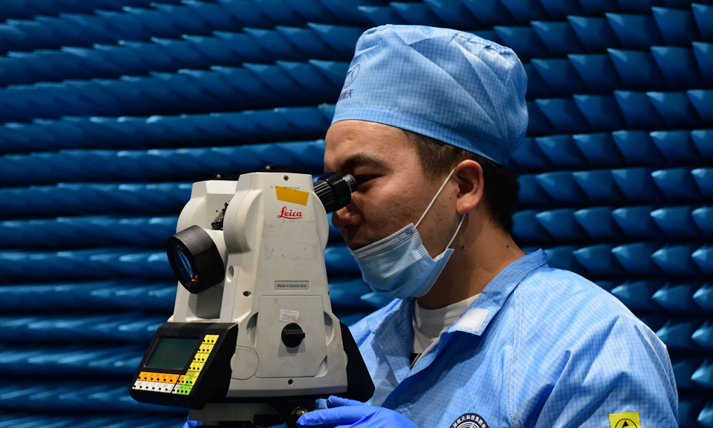 近日，在西昌衛星發射中心，距上一次衛星成功發射不久，八院試驗隊便立即投入到下一發衛星的發射任務中。即使周期縮減了15%以上，所有的工作都得往前趕，試驗隊隊員依然干勁十足。裝機、轉運、精測、建立測試狀態……試驗隊連續奮戰24小時，完成工作任務。為了更加高效地開展電測試工作，隊員錯峰休息，既保障了精神狀態，也提高了測試效率。