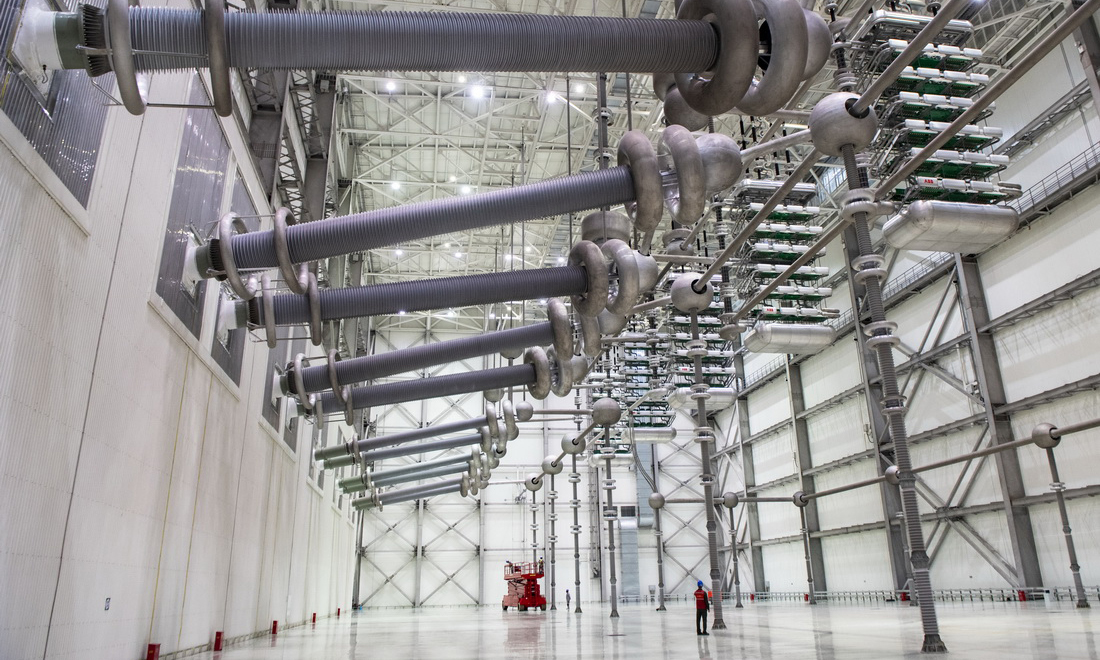 10月9日，國網安徽電力檢修人員對古泉換流站設備進行檢修、維護。新華社記者 劉軍喜 攝