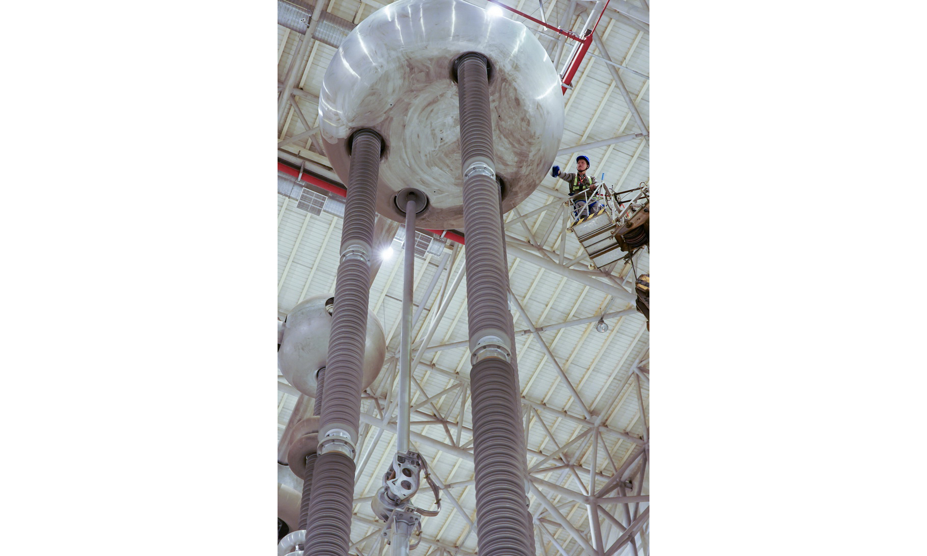 10月9日，國網安徽電力檢修人員對古泉換流站設備進行檢修、維護。新華社記者 杜宇 攝