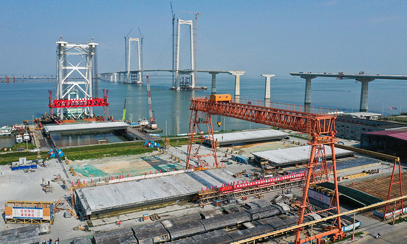10月8日，深中通道中山智慧梁場的第155片60米混凝土箱梁完成預制。新華社記者 劉大偉 攝