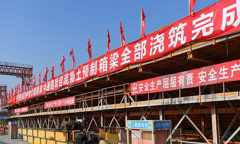 10月8日，深中通道中山智慧梁場的第155片60米混凝土箱梁完成預制。新華社記者 劉大偉 攝