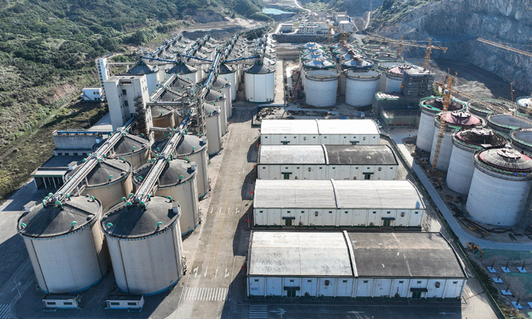 中央儲備糧長樂直屬庫位于福建省福州市長樂區，庫區占地面積約270畝，是福建省倉容最大的儲備糧庫。近年來，該庫區逐步建設智慧儲糧系統，堅持“安全儲糧、綠色儲糧、科學儲糧”，全方位對糧食的進倉、取樣、檢驗、倉儲、退倉進行科學管理，對糧食的溫度、蟲害等數據指標進行24小時監測，保障糧食安全。圖為10月11日拍攝的中央儲備糧長樂直屬庫（無人機照片）。新華社記者 周義 攝