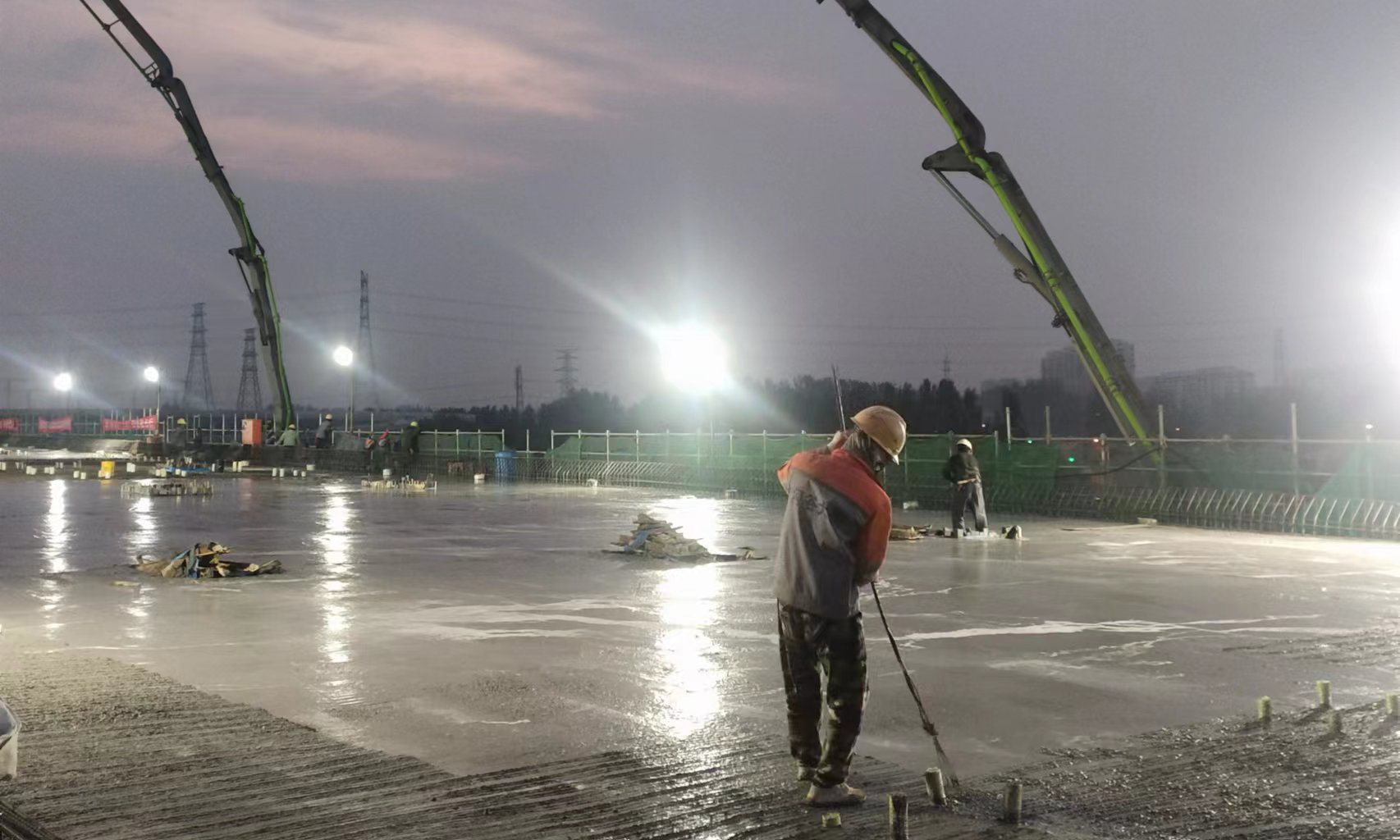 10月13日，由中國中鐵投資、承建，中鐵投資集團管理，中鐵三局施工的京雄高速公路（北京段）單跨最大跨70米現澆梁上跨南水北調+綠洲西路最后一聯澆筑圓滿完成，標志著京雄高速公路項目施工取得又一階段性突破，為通車目標的順利實現打下了堅實基礎。