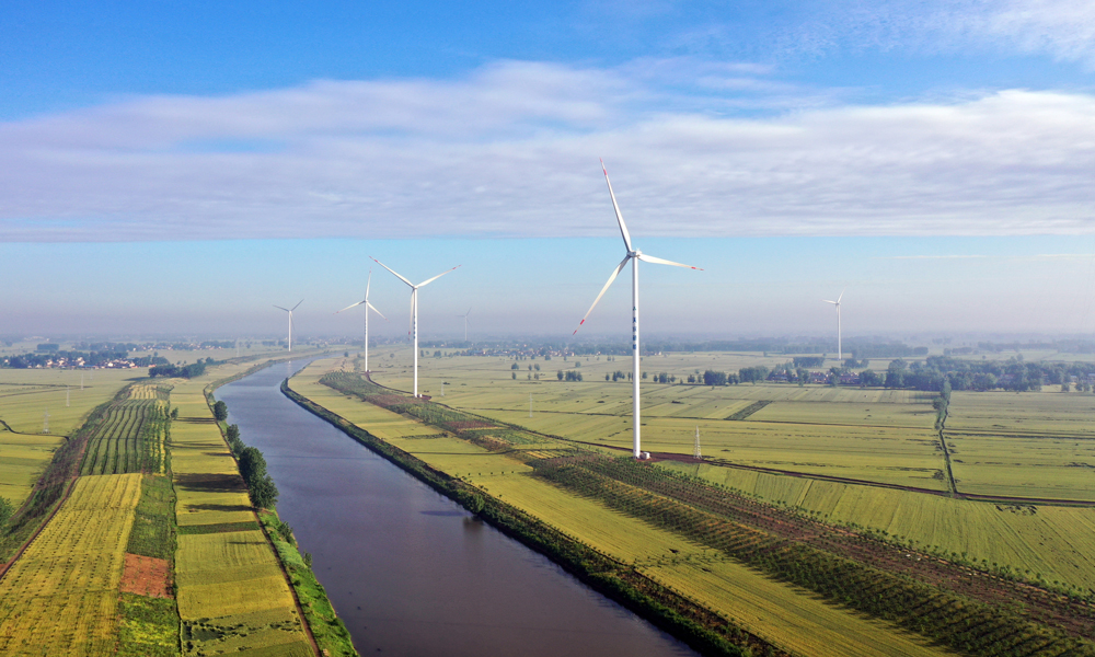 近年來，中國鐵建緊跟國家“雙碳”發展戰略，積極探索綠色能源轉型發展新思路，用“鐵建智慧”點亮綠水青山，實現生態環境保護和經濟發展的和諧共贏。圖為近日拍攝的中國鐵建天潤靈璧縣潤靈風電場項目。