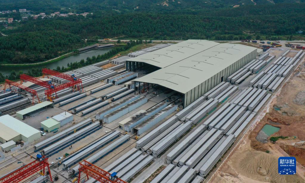 10月18日，由中鐵十一局承建的黃茅海跨海通道臺山段預制箱梁生產突破1000片。黃茅海跨海通道智慧梁場運用智能化技術設計，使生產區占地面積由2.8萬平方米降低到1萬平方米，單片梁生產時間由原來的8天縮減至3.2天。該梁場預制箱梁任務共2552片，是黃茅海跨海通道項目全線最大的預制箱梁生產區。圖為中鐵十一局黃茅海跨海通道智慧梁場。新華社記者 劉大偉 攝