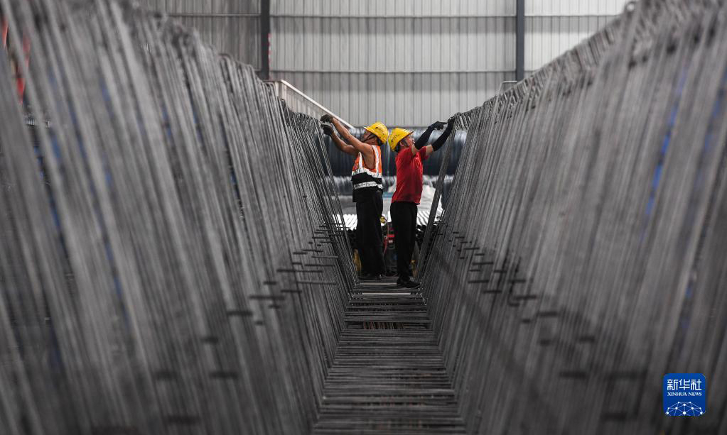 10月18日，工人在黃茅海跨海通道智慧梁場綁扎預制箱梁鋼筋籠。新華社記者 劉大偉 攝