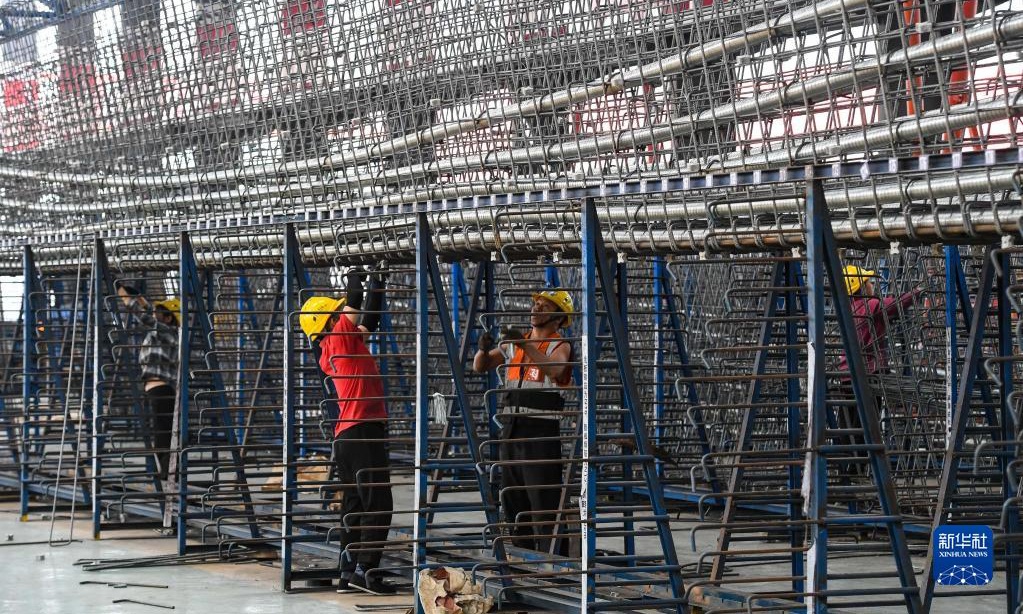10月18日，工人在黃茅海跨海通道智慧梁場綁扎預制箱梁鋼筋籠。新華社記者 劉大偉 攝