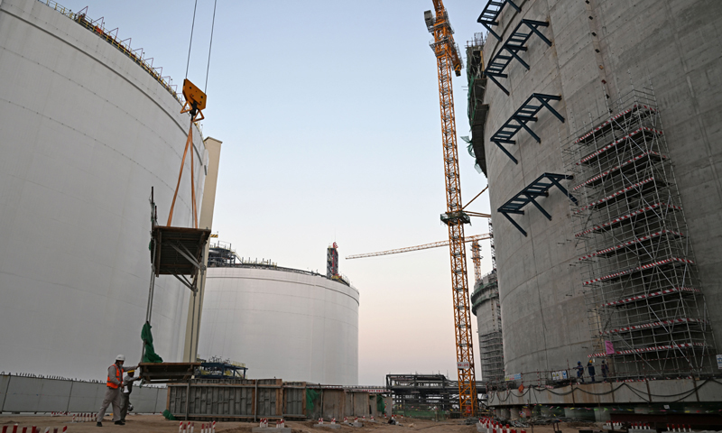 近年來，天津市濱海新區南港工業區發揮自身區位、港口、產業和市場優勢，主動融入京津冀協同發展戰略，積極承接北京非首都功能疏解，打造國家能源儲備基地和世界一流綠色化工新材料基地。如今，原本是一片鹽堿荒灘的園區已形成從原油開采、加工到化工產品、化工新材料生產較完整的石化產業鏈條。截至2022年6月底，南港工業區已累計簽約實體類項目130個，總投資近1700億元。圖為10月19日，在中石化天津液化天然氣（LNG）接收站，工作人員在吊裝儲罐部件。新華社記者 趙子碩 攝