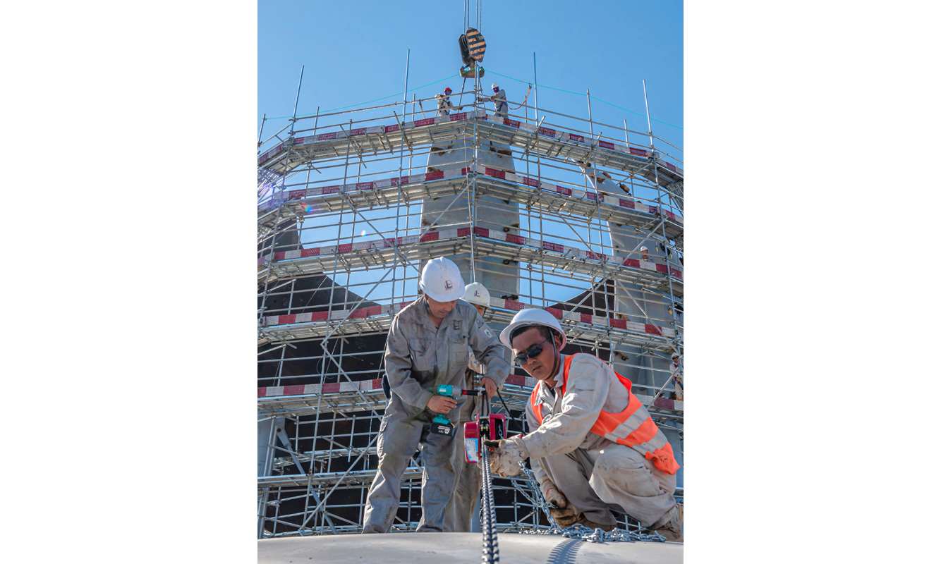 在中石化天津南港乙烯項目建設現場，施工人員在固定鋼板（9月9日攝）。新華社發