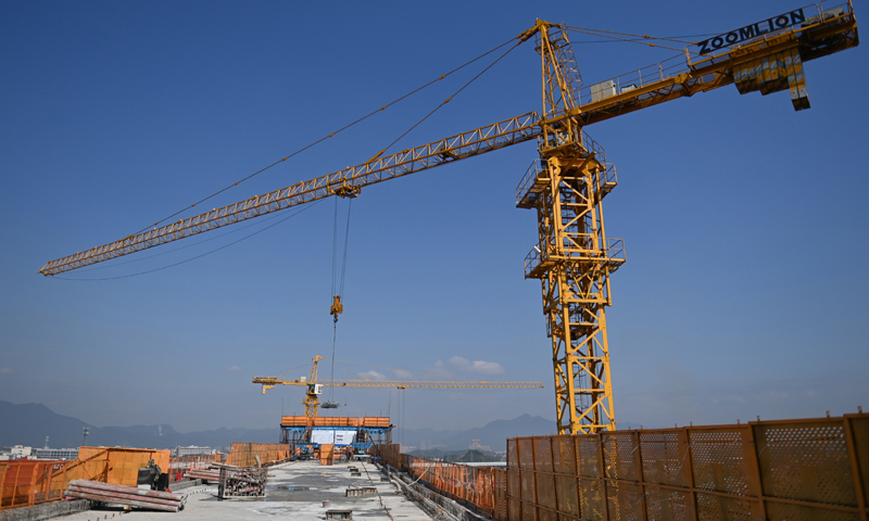 杭溫鐵路二期工程新建正線約120公里，設計時速350公里，建成后將有效完善國家高速鐵路運輸網，增強區域干線高速鐵路網，構建浙江省“1小時交通圈”。圖為10月20日拍攝的杭溫鐵路二期工程跨杭黃鐵路特大橋最大跨度連續梁施工現場。新華社記者 黃宗治 攝 