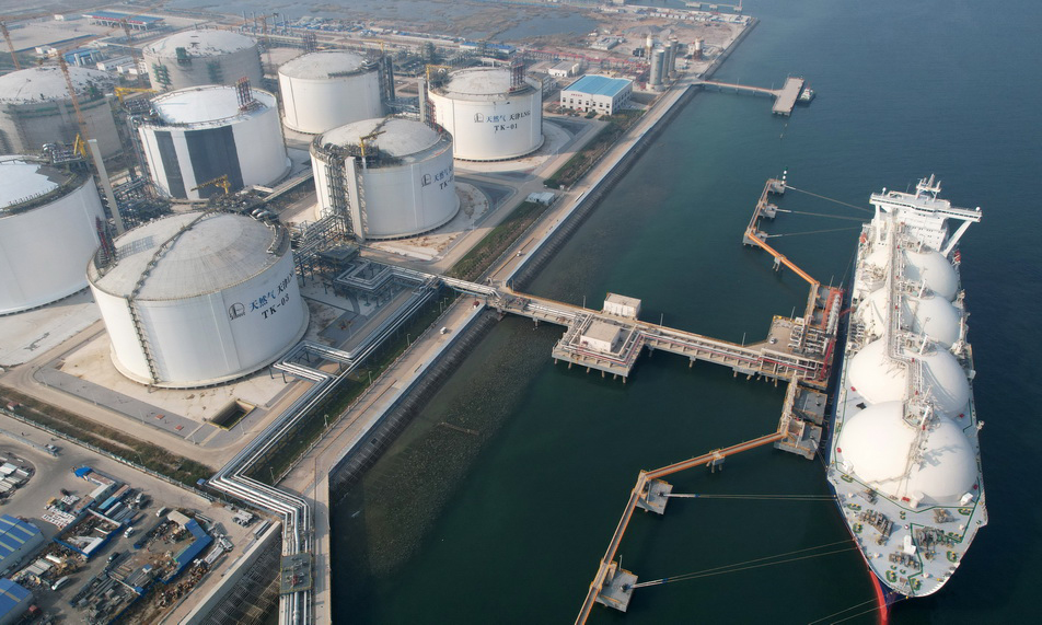 10月21日，一艘液化天然氣運輸船靠泊在中國石化天津LNG接收站“1號泊位”進行卸船作業（無人機照片）。新華社記者 趙子碩 攝