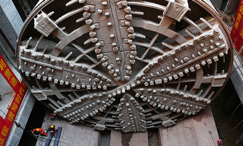 據了解，該隧道盾構段全長1254米，上層為雙向六車道市政公路，下層為城市地鐵交通，是目前全國最大的公鐵合建隧道、浙江省最大的盾構隧道，也是富春江流域首條過江隧道。圖為10月24日，直徑15.76米的“富春號”盾構機抵達杭州市富陽區秦望通道工程過江隧道的接收工作井。新華社記者 黃宗治 攝