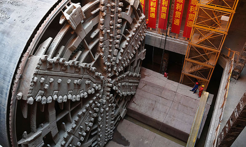 10月24日，直徑15.76米的“富春號”盾構機抵達杭州市富陽區秦望通道工程過江隧道的接收工作井。新華社記者 黃宗治 攝