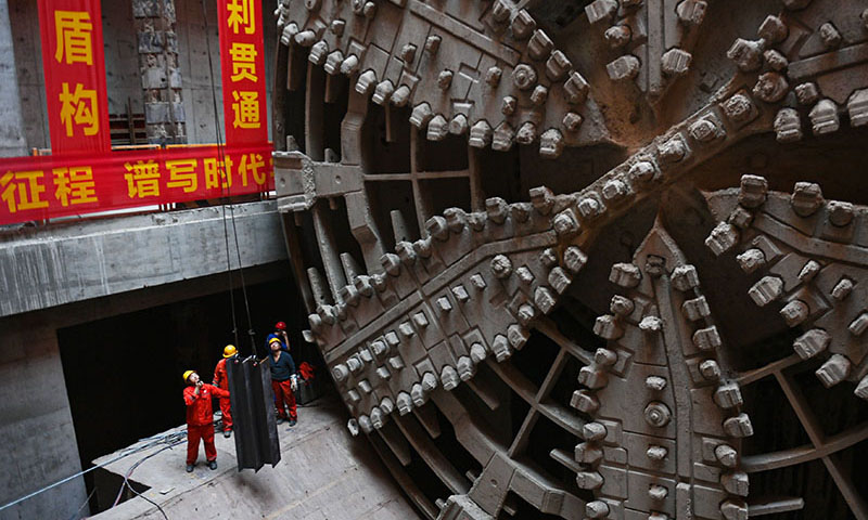 10月24日，直徑15.76米的“富春號”盾構機抵達杭州市富陽區秦望通道工程過江隧道的接收工作井。新華社記者 黃宗治 攝