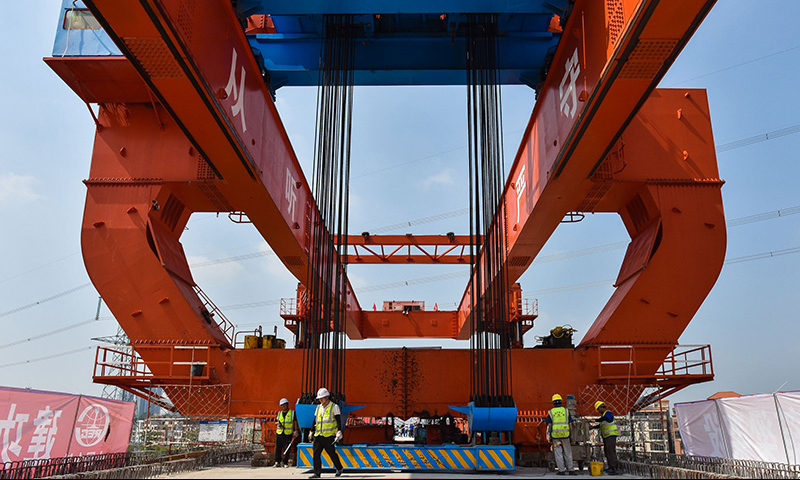 10月25日，施工人員在增江特大橋架梁現場進行配合作業。新華社記者 劉大偉 攝