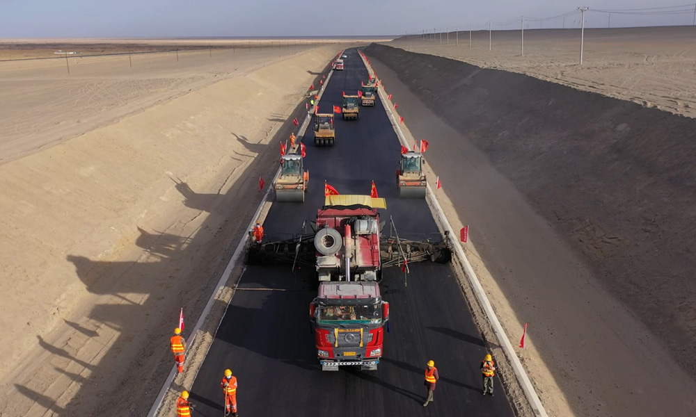 10月29日，隨著最后一車瀝青混合料鋪設完成，中國中鐵旗下中鐵五局參與投資建設的青海格爾木至茫崖公路擴建工程瀝青路面全線貫通，為年底全線通車奠定了堅實基礎。