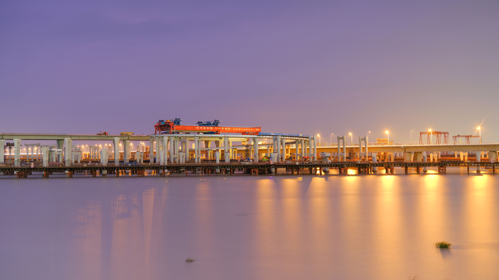 11月3日凌晨，由中國鐵建所屬中鐵十六局負責架梁施工的亞洲最大海上互通主線橋——杭甬高速復線寧波一期工程濱海互通主線橋成功上跨甬舟高速金塘大橋。圖為“越海號”架橋機架梁施工現場。