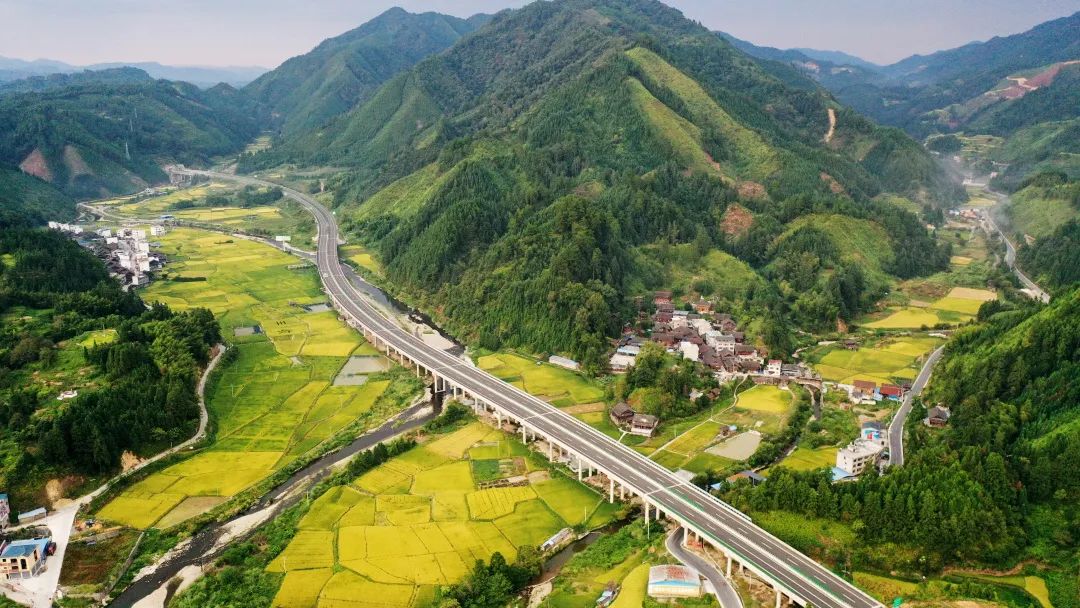 近日，由中交集團所屬中交一公局為主投資建設運營的貴州劍榕高速迎來通車運營兩周年。劍榕高速是貴州省“678”網的第二縱，沿河至榕江高速公路最南端部分，線路全長118公里，橋隧比達75%。建成通車后，劍河縣至榕江縣由3個小時車程縮短至1個半小時，這條穿梭在喀斯特地貌里的高速公路既是黔東南重要的旅游之路，也是拉動經濟發展的致富之路。