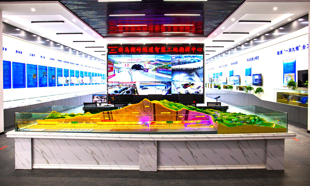 蘭張三四線鐵路是國家中長期鐵路網規劃和“十二五”“十三五”鐵路發展規劃的重大項目。全線貫通后，有助于加強陸橋通道與京蘭通道的連接、完善甘肅省西部地區高速鐵路網布局、促進甘肅省河西走廊快速客運通道的形成。建成投運后，蘭州至張掖間將實現3小時之內通達。圖為智慧工地指揮中心智能化信息化設備。