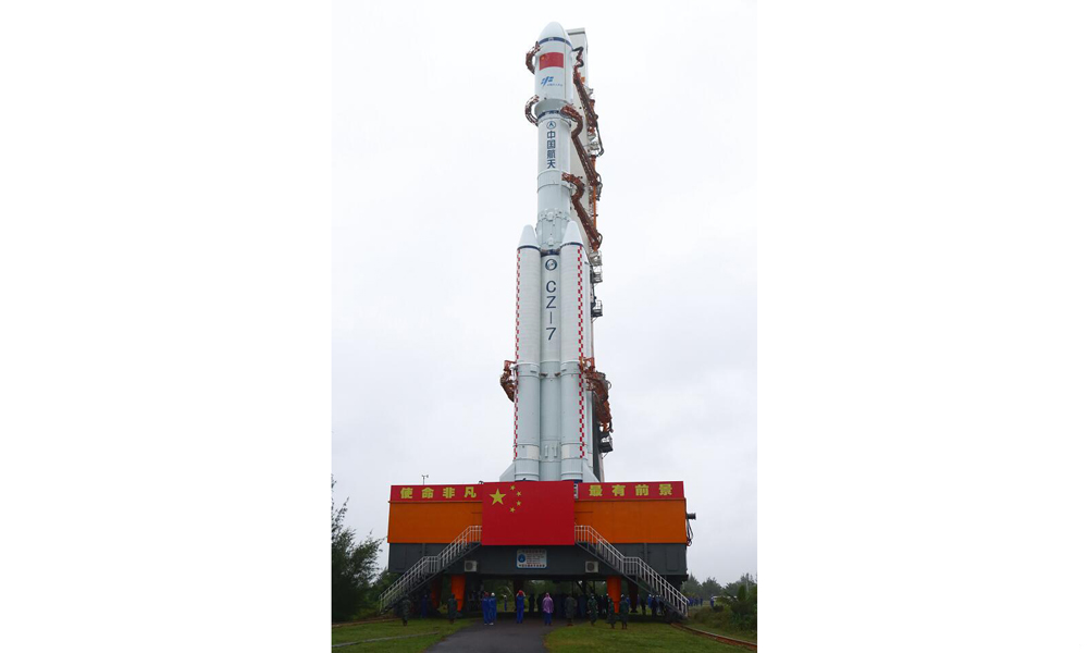 11月9日，天舟五號貨運飛船與長征七號遙六運載火箭組合體在垂直轉運中。
