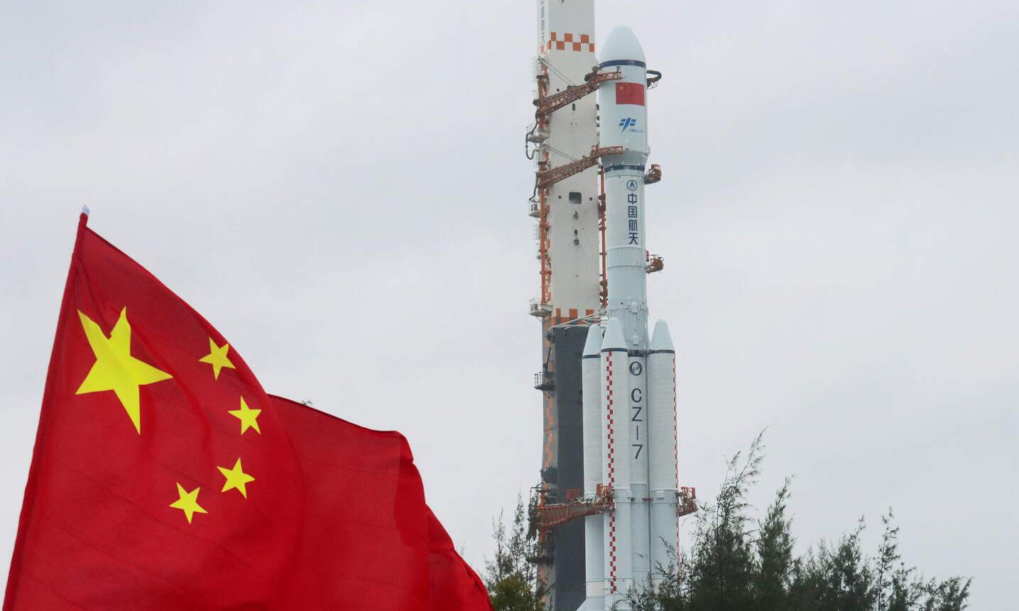 11月9日，天舟五號貨運飛船與長征七號遙六運載火箭組合體在垂直轉運中。