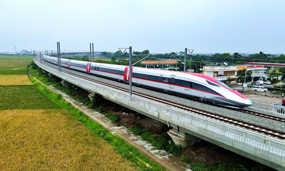 當地時間11月9日，中國中鐵旗下中鐵電氣化局承建的雅萬高鐵試驗段德卡魯爾至帕達拉朗接觸網熱滑試驗圓滿完成。圖為在印度尼西亞，一列高鐵動車組正在雅萬高鐵試驗段進行熱滑試驗。