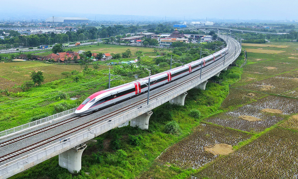 接觸網熱滑試驗是鐵路動態檢測前的關鍵環節，以確認相關供電設施設備是否達到聯調聯試條件。本次熱滑試驗一次成功，相關指標參數表現良好，完全符合設計要求。圖為11月9日，在印度尼西亞，一列高鐵動車組正在雅萬高鐵試驗段進行熱滑試驗。
