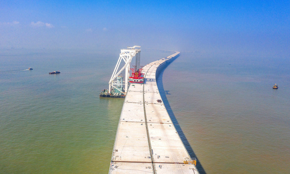 11月10日，隨著最后一片混凝土梁穩穩架設至指定橋墩，中國中鐵旗下中鐵大橋局負責的深中通道海上非通航孔橋155片混凝土箱梁架設任務全部完成。