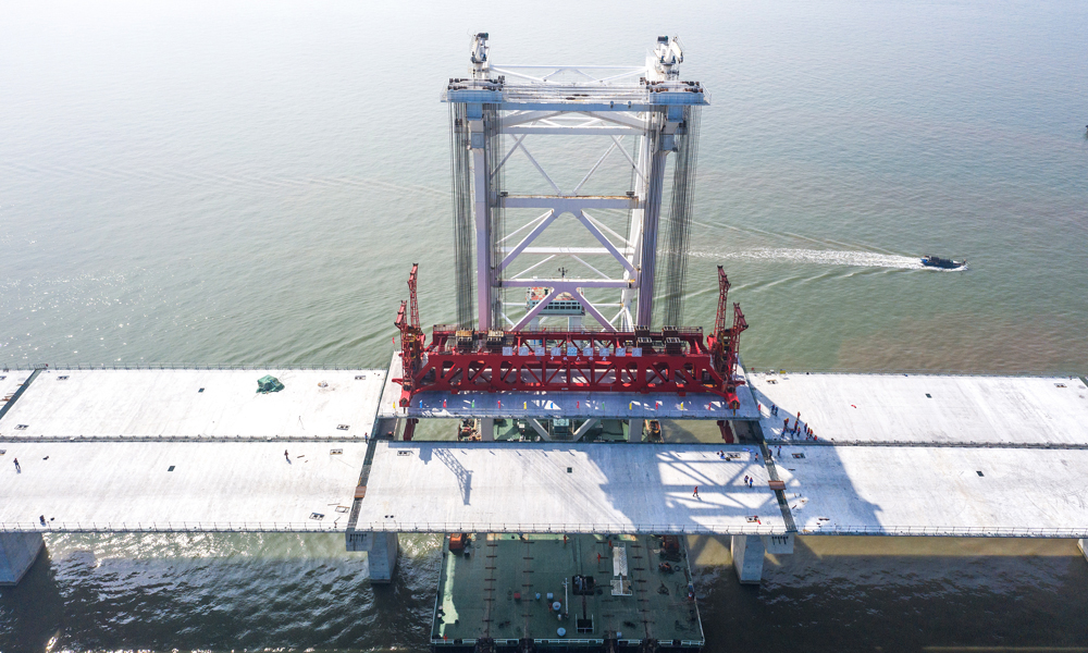 目前，海上非通航孔橋箱梁架設已完成277片，完成率約95%，建設者們正朝著年底完成全線海上非通航孔橋箱梁架設的建設目標全力沖刺。圖為11月10日拍攝的深中通道施工現場。