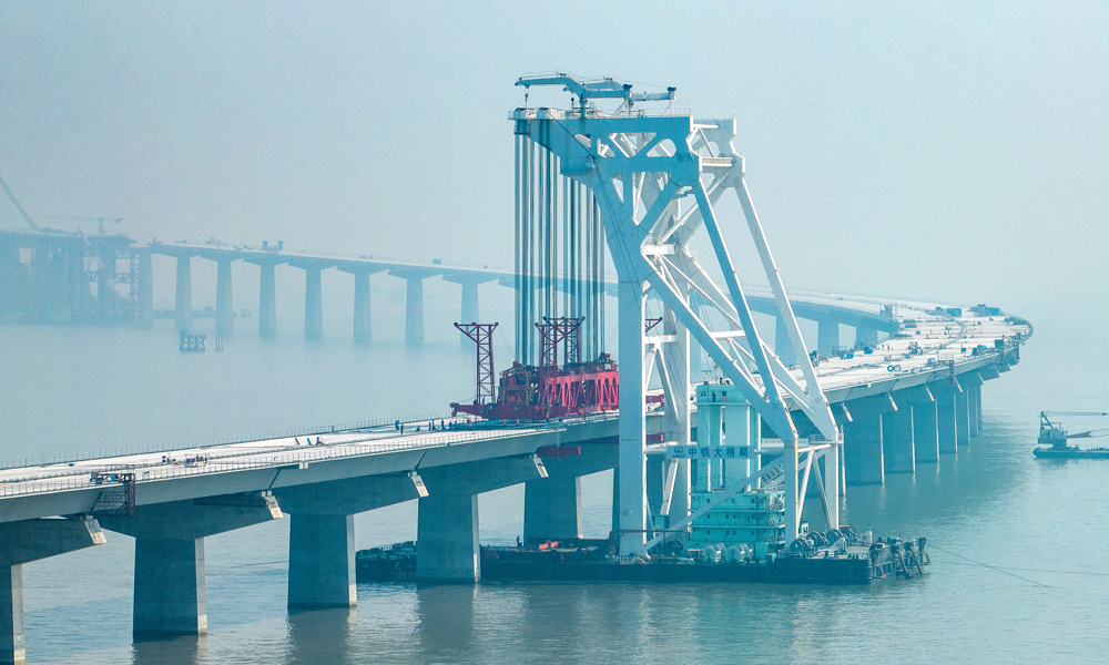 深中通道全線計劃在2024年建成通車，通車后由深圳到中山只需30分鐘可直達，徹底改變粵西地區民眾到深圳必經虎門大橋的歷史，更加大大減輕虎門大橋長期擁堵的交通壓力。深中兩地同步進入“半小時生活交通圈”，促進粵港澳大灣區城市群在人文、物流、經濟、文化等領域的快速發展及交通的互聯互通。圖為11月10日，“天一號”開展架設任務。