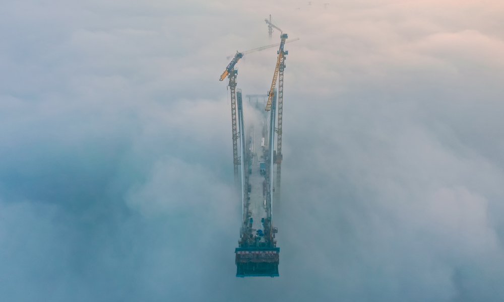 渝昆高鐵瀘州沱江特大橋橫跨四川省瀘州市龍馬潭區和江陽區，全長約2613.3米，主橋塔高113.2米，相當于38層樓高，為國內首座雙柱式V型橋塔、首次采用空間索面斜拉索的高速鐵路橋，設計時速350公里。主跨采用全長488米的索加勁剛構連續梁跨越沱江，是渝昆高鐵全線最大跨度連續梁橋。