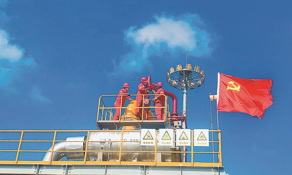 11月15日，隨著全國大范圍集中供暖大幕開啟，多地正式進入“供暖時間”。中國石油旗下企業加大馬力提速上產，細化各項保供措施，做到氣溫下降生產能力不減，以更好、更穩、更高水平全力抓好天然氣供應。圖為長慶油田采氣二廠黨員突擊隊開展冬供設備檢修。