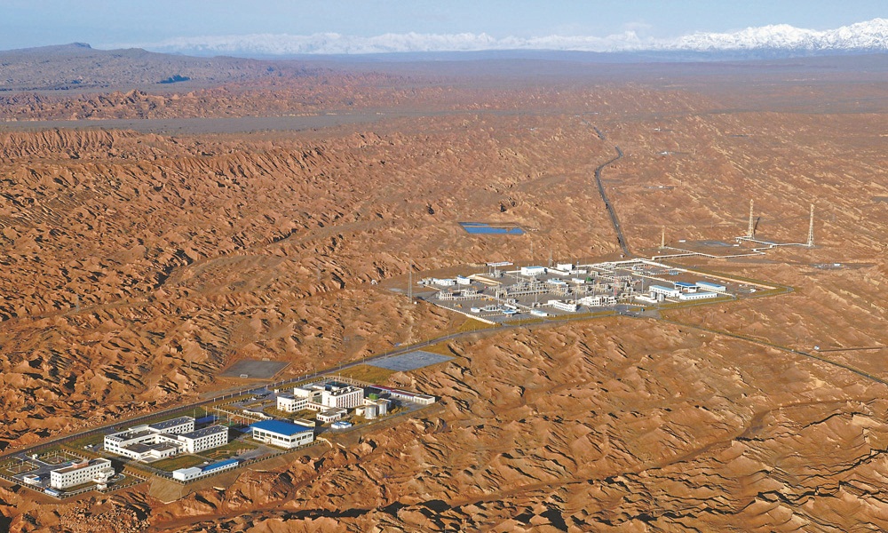 作為西氣東輸主力氣源地，塔里木油田制定實施油氣生產能力提升工作方案，大力提升克拉—克深、博孜—大北等主力氣區天然氣生產能力。圖為近日拍攝的被雅丹地貌環繞的克拉2氣田。