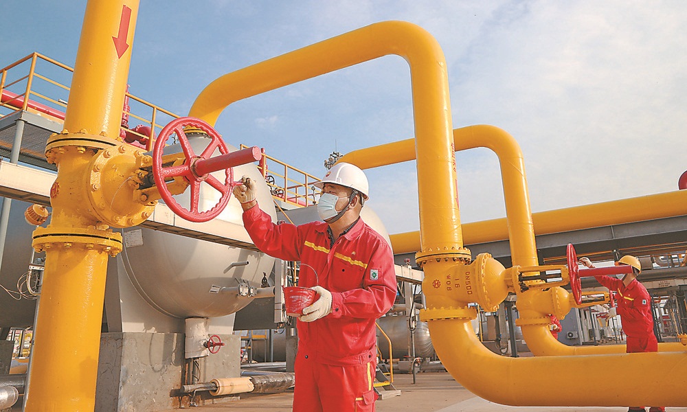 近日，大港油田提前部署，加快產能建設步伐，自產天然氣實現了每天100%凈化指標。圖為天然氣處理站員工維護保養天然氣管道來氣閥門。