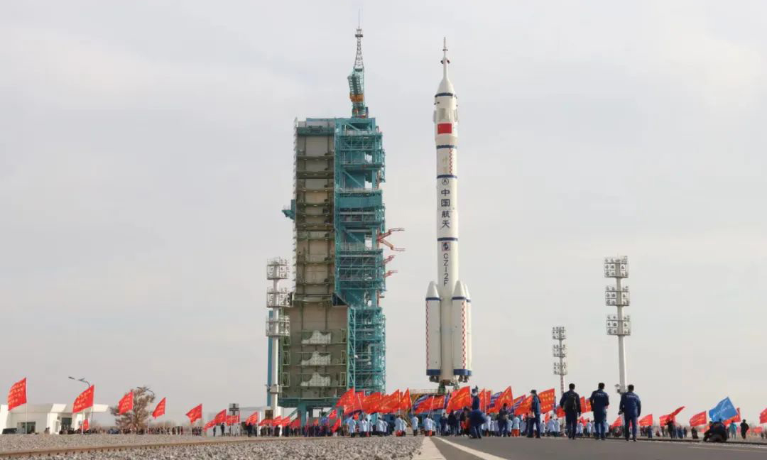 11月21日，神舟十五號船箭組合體在垂直轉運中。胡藍月攝