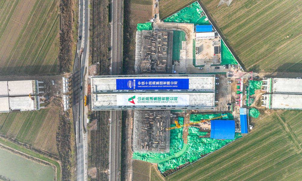 11月23日13時30分，由中國鐵建所屬中鐵十四局承建的濟南繞城高速公路二環線西環段跨京滬鐵路轉體橋轉體成功。該橋是國內最重單墩雙幅寬體無合龍段轉體橋，為全線建成通車奠定了堅實基礎。圖為轉體橋轉體完成后。