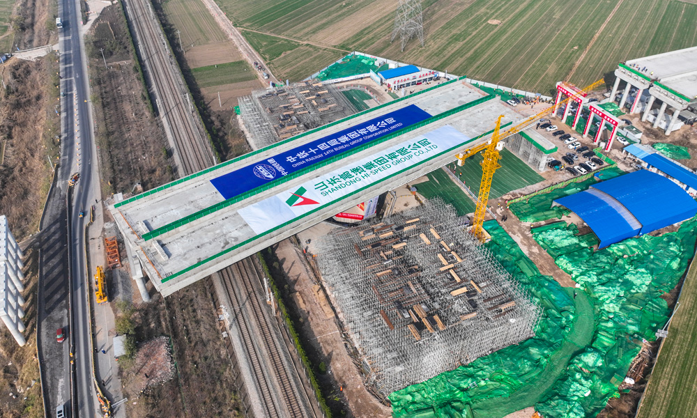 濟南大西環項目是山東省“九縱五橫一環七射多連”高速公路網的重要組成部分，被交通運輸部確定為首批平安百年品質工程創建示范項目和全國重大工程宣傳示范項目試點。本項目的建設對完善山東省高速路網布局、強化濟南作為省會城市群經濟圈和新舊動能轉換綜合試驗區核心城市的輻射帶動作用，帶動沿線區域經濟社會快速發展等方面具有重要意義。圖為轉體橋轉體中。