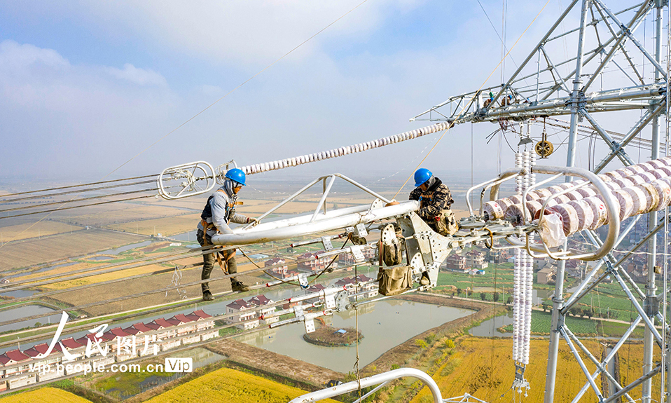 11月23日拍攝的1000千伏特高壓盱眙至泰州線路升高改造工程現場。史俊 攝