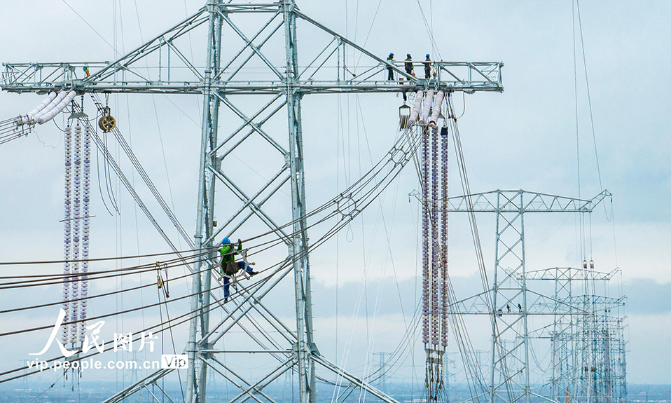 11月23日拍攝的1000千伏特高壓盱眙至泰州線路升高改造工程現場。史俊 攝