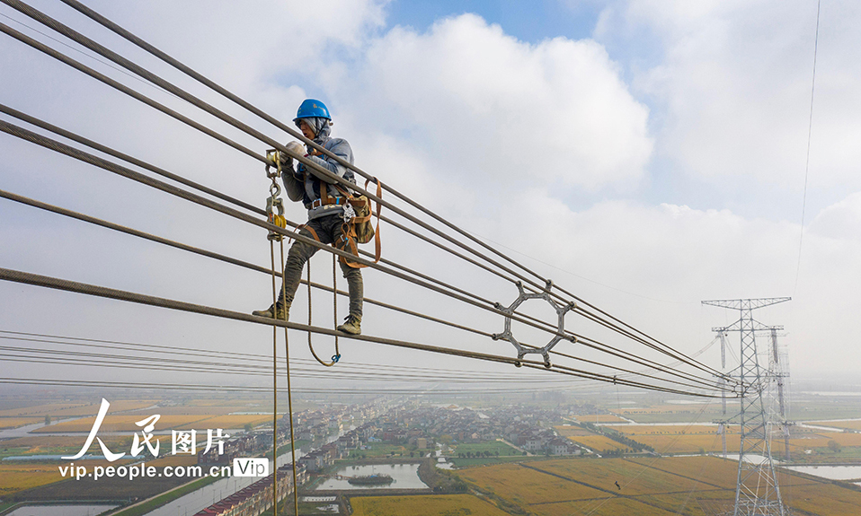 11月23日拍攝的1000千伏特高壓盱眙至泰州線路升高改造工程現場。史俊 攝