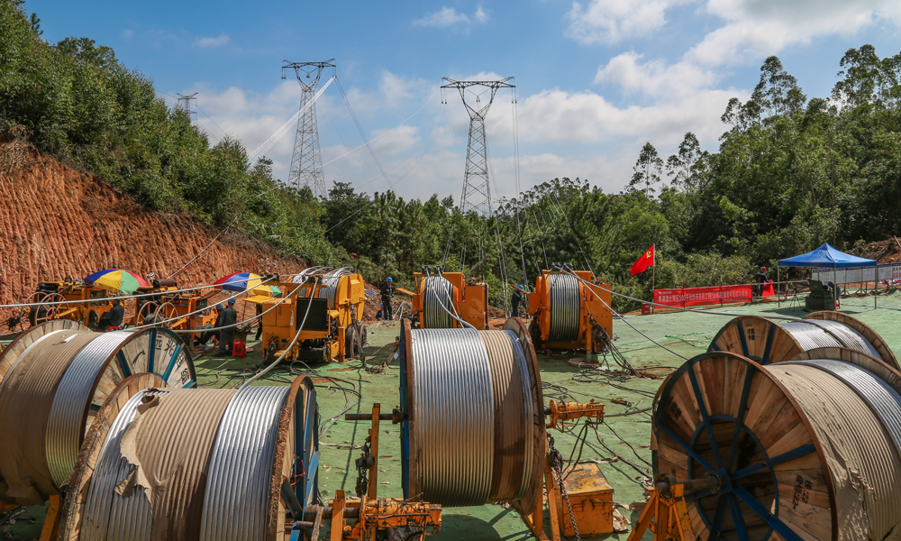 粵港澳大灣區500千伏外環東段（汕尾段）工程位于粵東汕尾境內，是大灣區外環東段工程首個放線施工標段。該工程是廣東電網公司目標網架第二階段建設任務的關鍵項目之一。圖為施工現場。