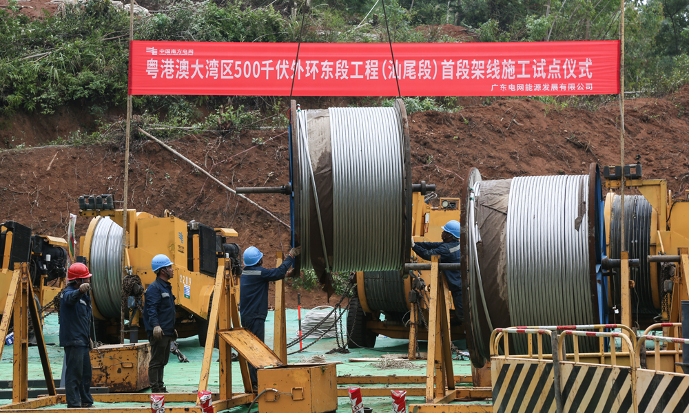 該工程對保障粵港澳大灣區電力能源安全、支撐新型能源體系建設、服務大灣區高質量發展具有重要意義。圖為工作人員在張力場進行導線盤起吊，為導線展放做好準備。